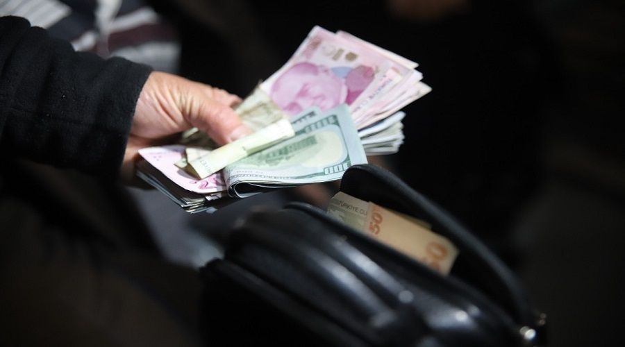 İnşaat işçisi para dolu çanta buldu