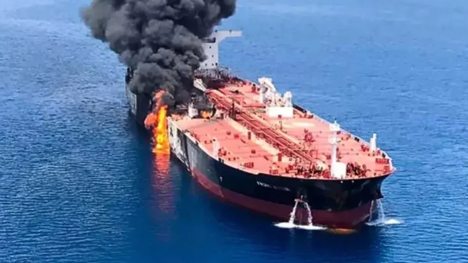 �ran, H�rm�z Bo�az�'nda 10 petrol tankerini vurdu�unu duyurdu