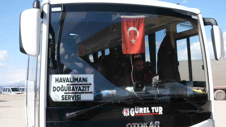 �ran Kad�n Milli Tak�m� G�rbulak S�n�r Kap�s�'ndan �lkelerine ge�ti