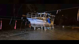 Irmak suyu taştı, tekne karada kaldı