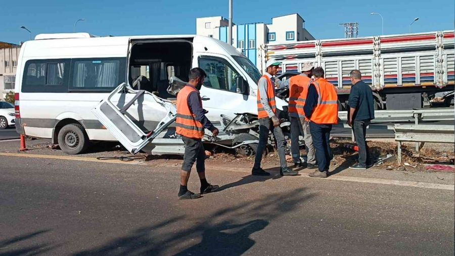 İşçi servisi bariyerlere saplandı: 1 ölü, 5 yaralı