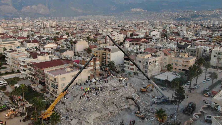 skenderun Liman'ndaki yangnn soutma almalar karadan ve denizden devam ediyor