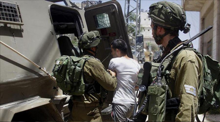 İsrail, Batı Şeria'da 12 Filistinliyi gözaltına aldı