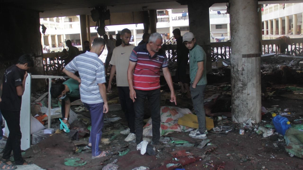 �srail, Gazze'de okula s���nanlara d�zenledi�i sald�r�da en az 100 ki�i �ld�