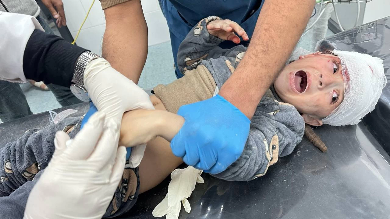 �srail ordusu 70 Filistinlinin s���nd��� evi bombalad�: Gazze'deki sald�r�larda en az 17 Filistinli �ld�