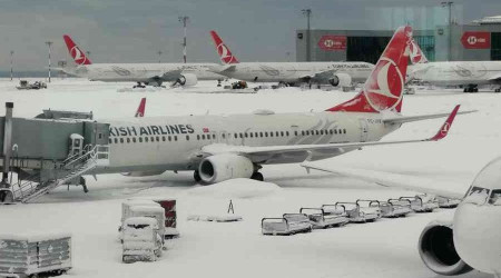 İstanbul Havalimanı'ndaki pistleri temizleme çalışması sürüyor