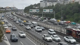 �stanbul'da sabah saatlerinde trafik yo�unlu�u artt� 