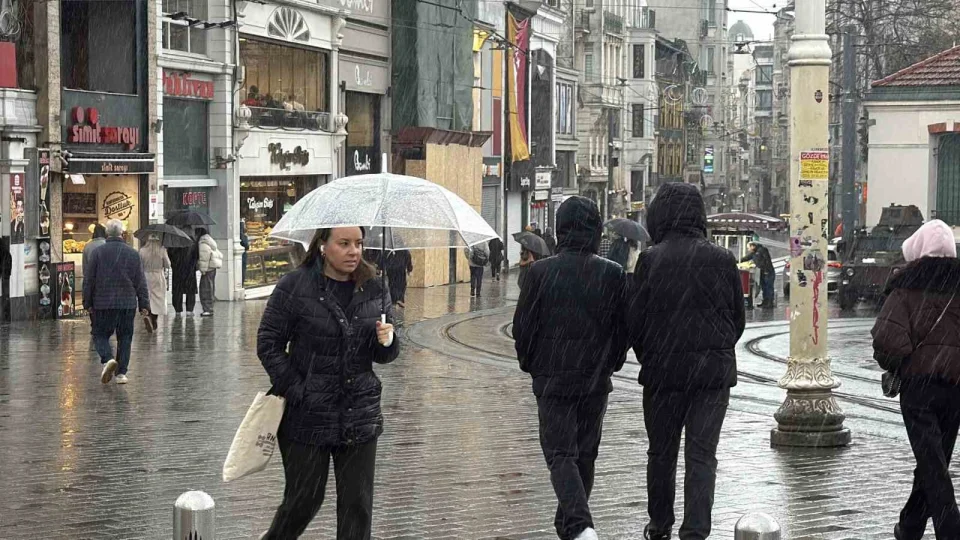 �stanbul'da so�uk hava ve ya�mur etkili oluyor