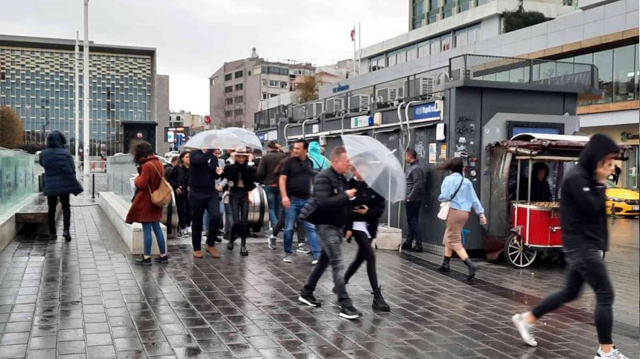 �stanbul'da ya�mur ve �iddetli r�zgar ba�lad�