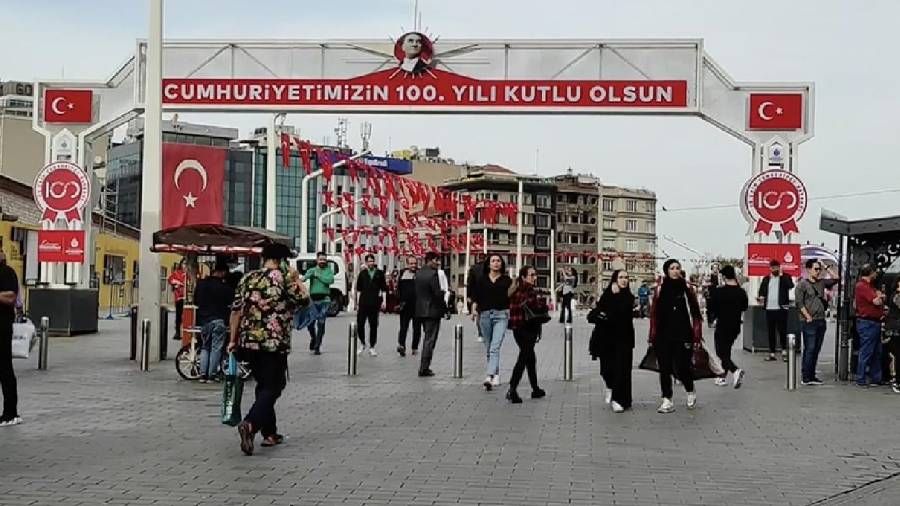 İstiklal Caddesi'ne asılan Türk bayraklarına zarar veren kişi yakalandı