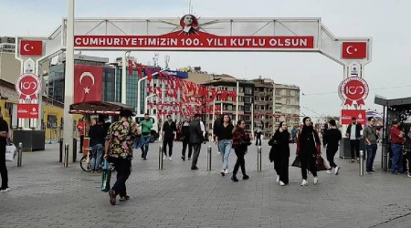 İstiklal Caddesi'ne asılan Türk bayraklarına zarar veren kişi yakalandı