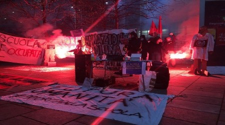 İtalya'da öğrenciler okula gitmek istiyor