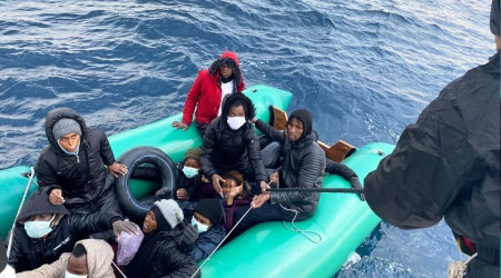İzmir açıklarında 61 düzensiz göçmen kurtarıldı