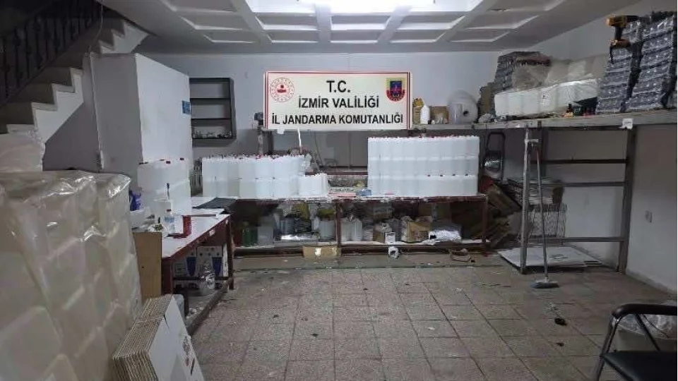 İzmir'de 2.5 milyon TL'lik kaçak alkol ve tütün operasyonu