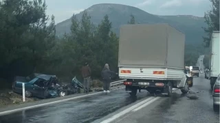 zmir'de feci kaza: 2 l, 2 yaral