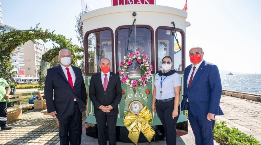 İzmir'de nostaljik tramvay seferlerine başladı