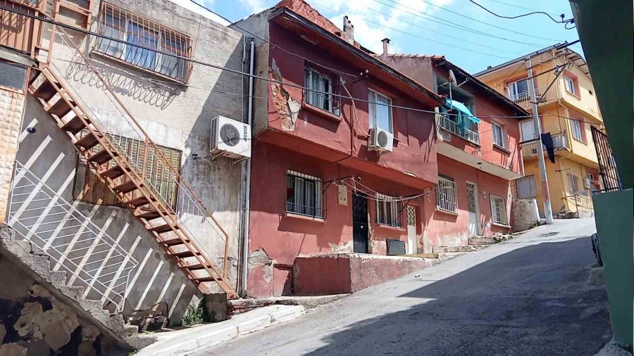 �zmir'de vah�et! Kar�s�n� �ocu�unun g�z� �n�nde �ld�rd�