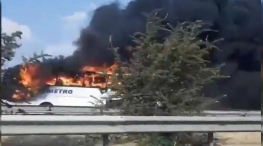 İzmir'de yolcu otobüsü alev alev yandı