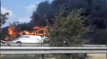 İzmir'de yolcu otobüsü alev alev yandı
