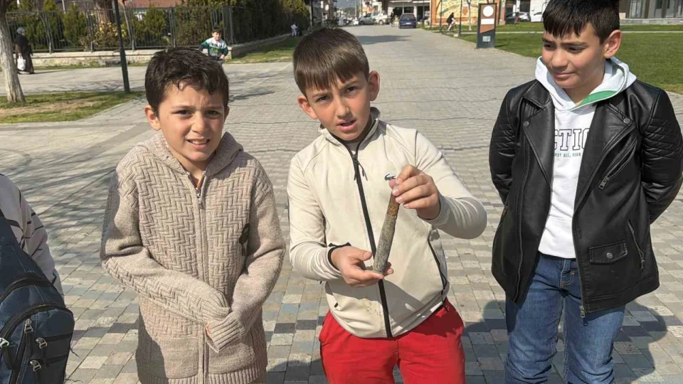 �znik G�l� k�y�s�nda oynayan �ocuklar top mermisi buldu