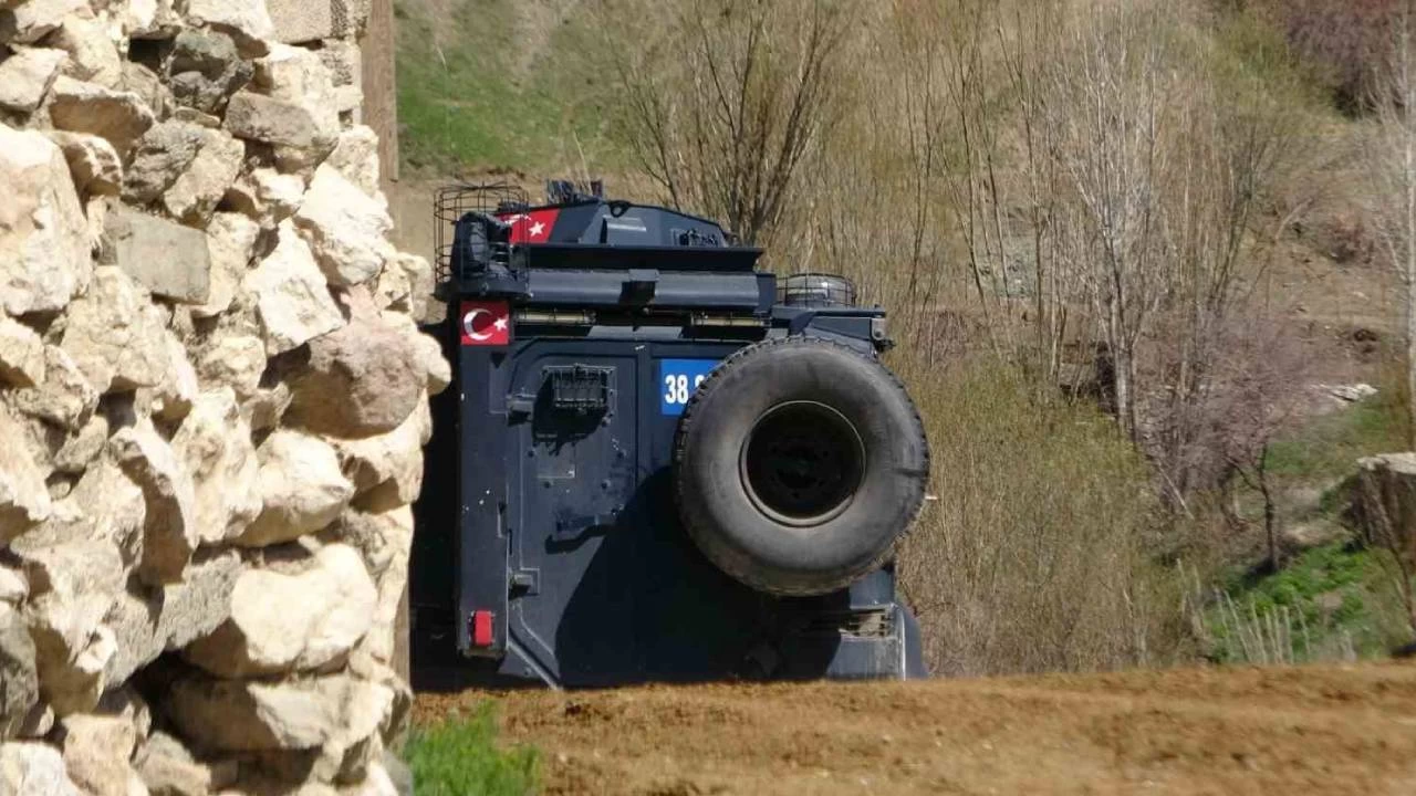 Ka�ak kaz� ihbar�na giden ekipler yere g�m�l� m�himmat buldu