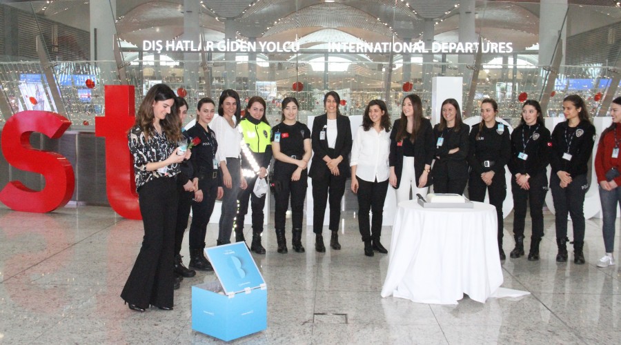 Kad�nlar G�n�'nde �a��rtan hediye