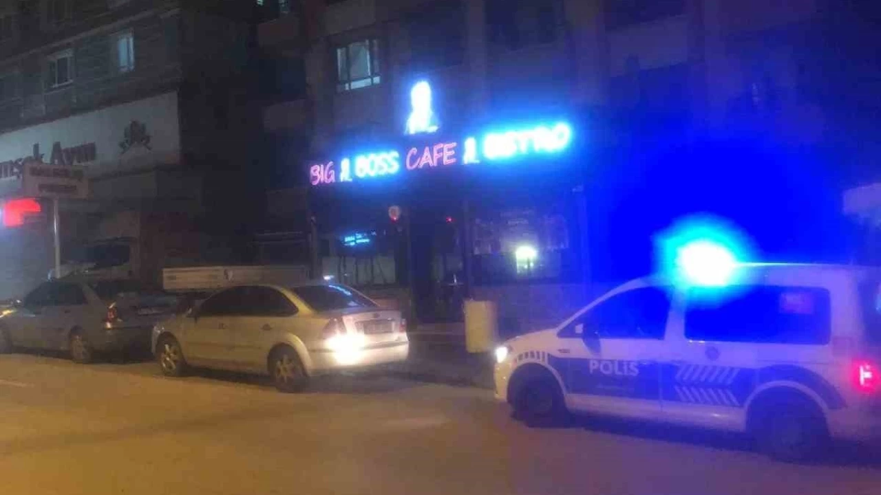 Kafede k�zlar kavga etti, mekan sahibi havaya ate� a�t�