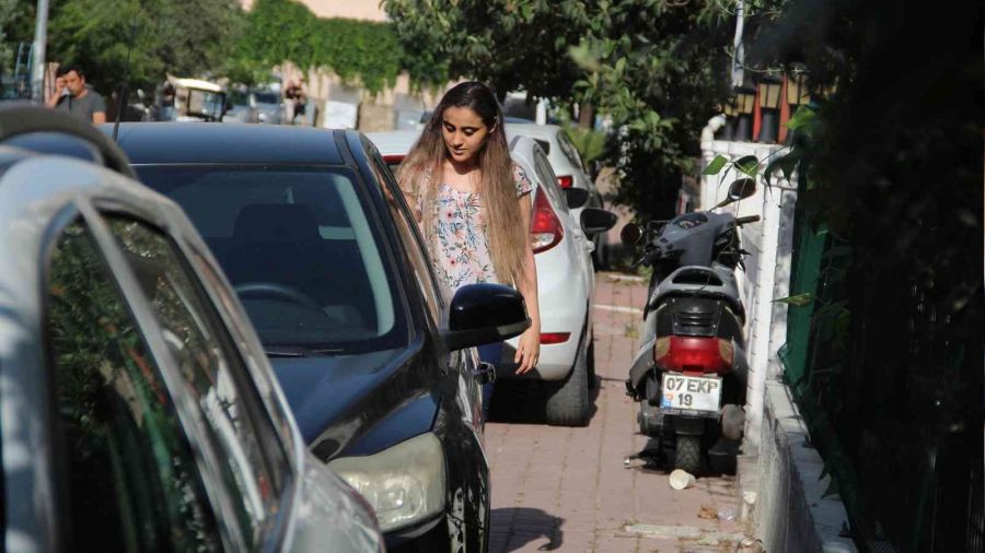 Kaldırımlara park edenlere tepki gösterdiler