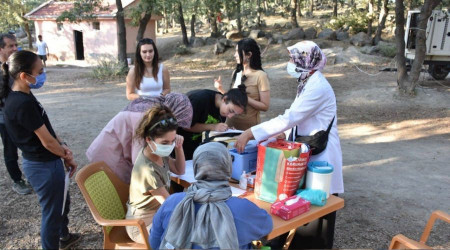 Kamptaki öğrenciler dağda aşılarını yaptırdı