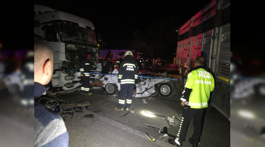 Kamyonun çektiği otomobile tır çarptı: 3 ÖLÜ