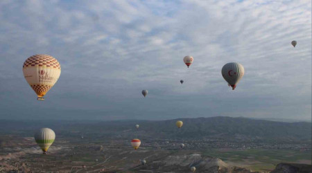 Kapadokya'da scak hava balonlarna yamur engeli