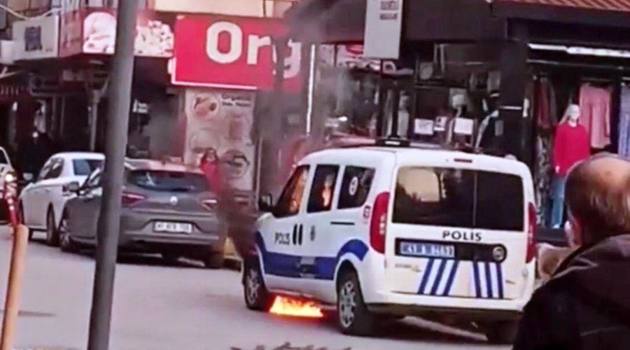 Karakolun �n�ndeki polis otosunu yakt�