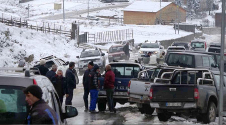 Karla kaplı Barma Yaylası'nda yıkım gerginliği