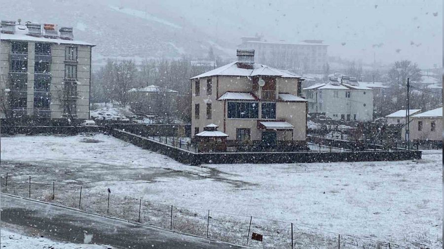 Karlıova beyaza büründü