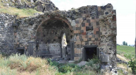 Kars'ta defineciler kiliseyi kazdı