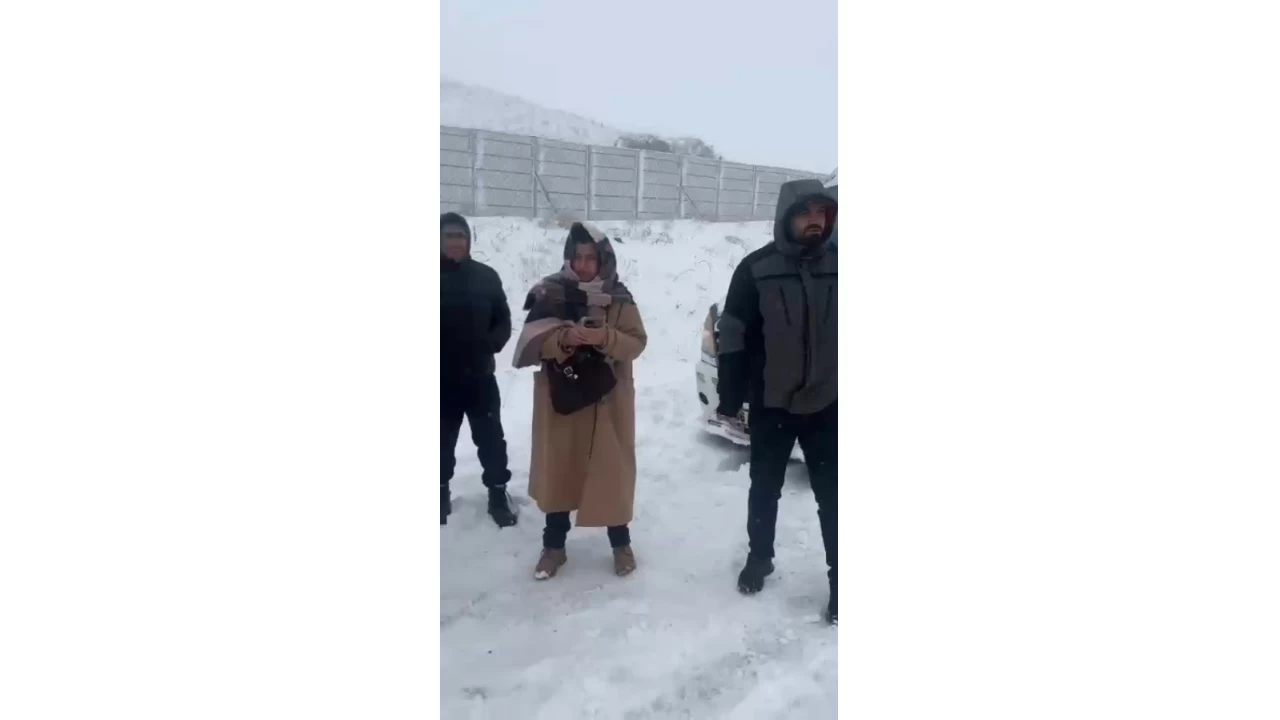 Kars'ta onlarca araç karda mahsur kaldı