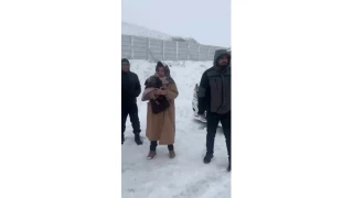 Kars'ta onlarca araç karda mahsur kaldı