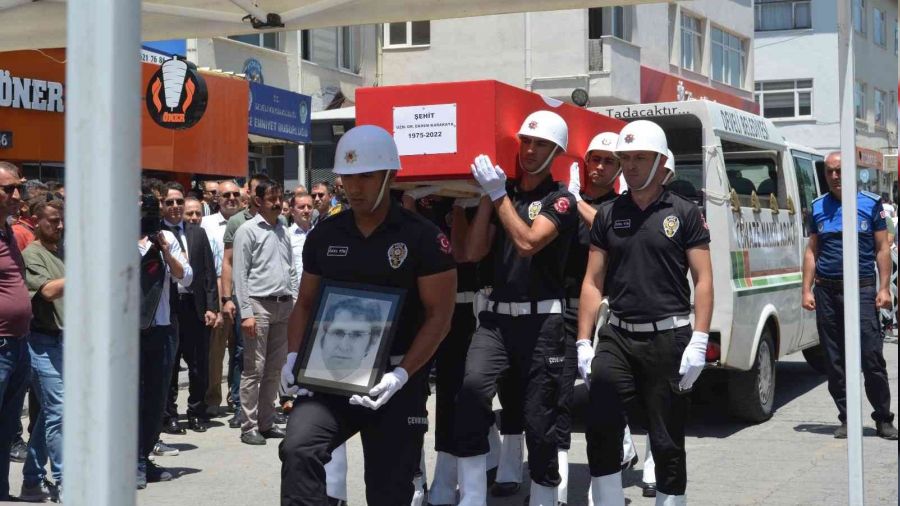 Katledilen doktor Karakaya'y� binler u�urlad�