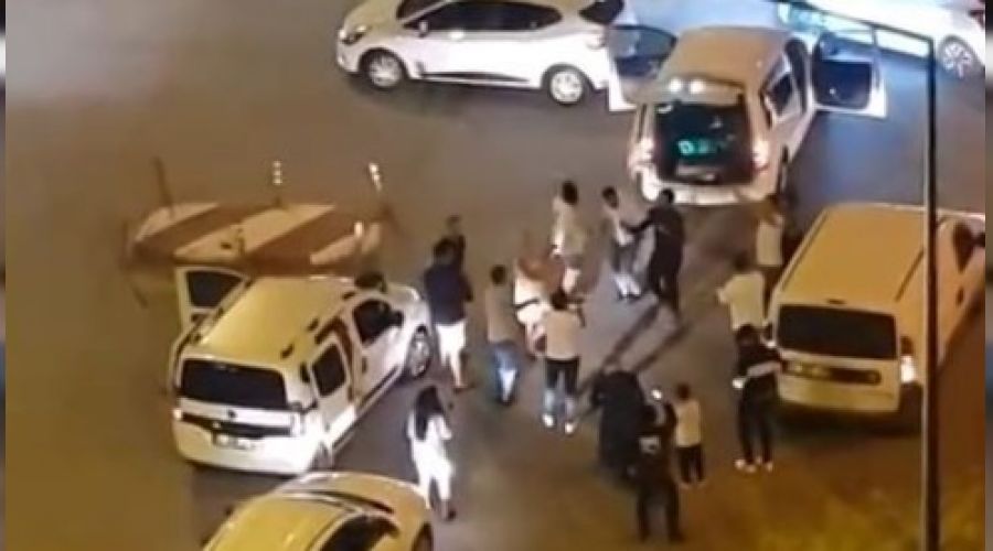 Kavşağı trafiğe kapatıp, Erik Dalı oynadılar
