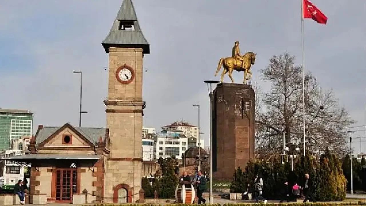 Kayseri Meydanı’ndaki saat kulesi şehrin simgesi ve zamanın tanığı