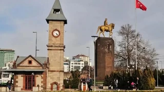 Kayseri Meydanı’ndaki saat kulesi şehrin simgesi ve zamanın tanığı