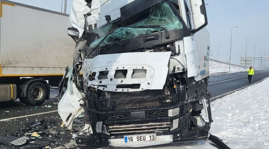 Kayseri'de feci kaza, tır kağıt gibi ezildi