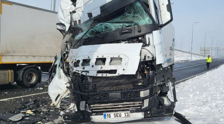 Kayseri'de feci kaza, tır kağıt gibi ezildi