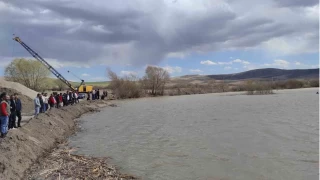 Kayseri'de nehre düşen şahıs aranıyor