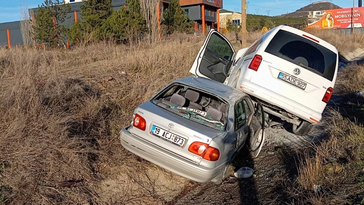 Kaza yapan ara�lar sulama kanal�na d��t�: 5 yaral�