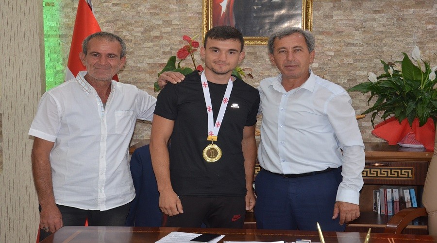Kendi a��rl���n�n 3 kat�n� kald�rd�