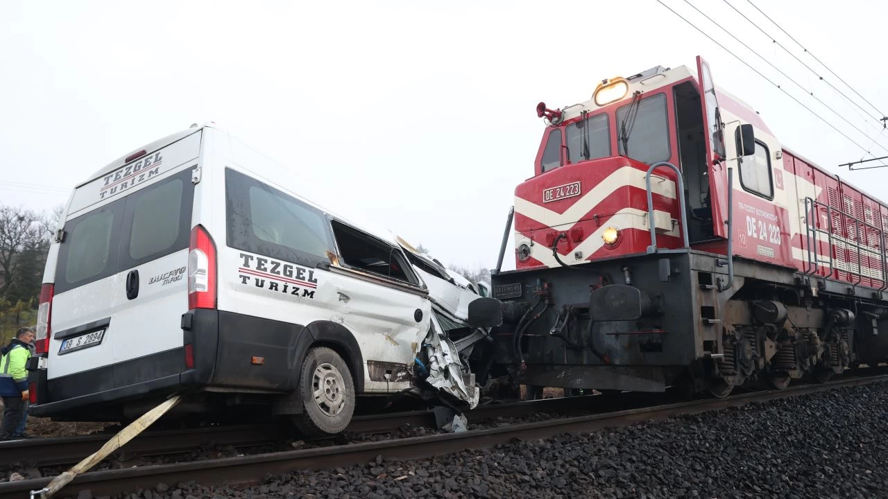 Krklareli'nde yk treni ii servisine arpt