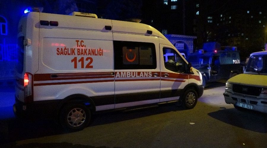 K�s�tlama saatinde marketi b��akla bast�lar: 3 yaral�