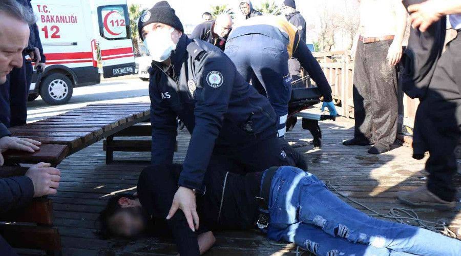Kız arkadaşıyla tartışıp denize atlayan genç boğulmaktan son anda kurtarıldı