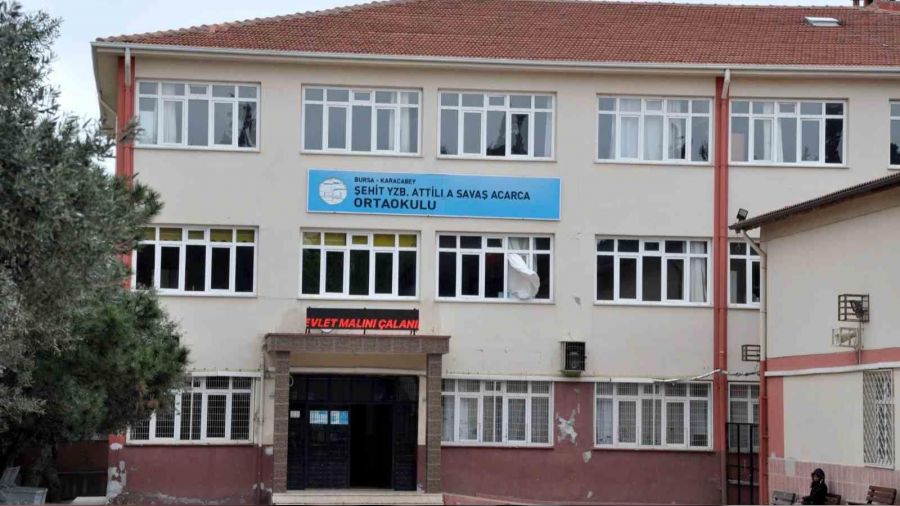 Kızının saçı çekildi diye okulu bastı